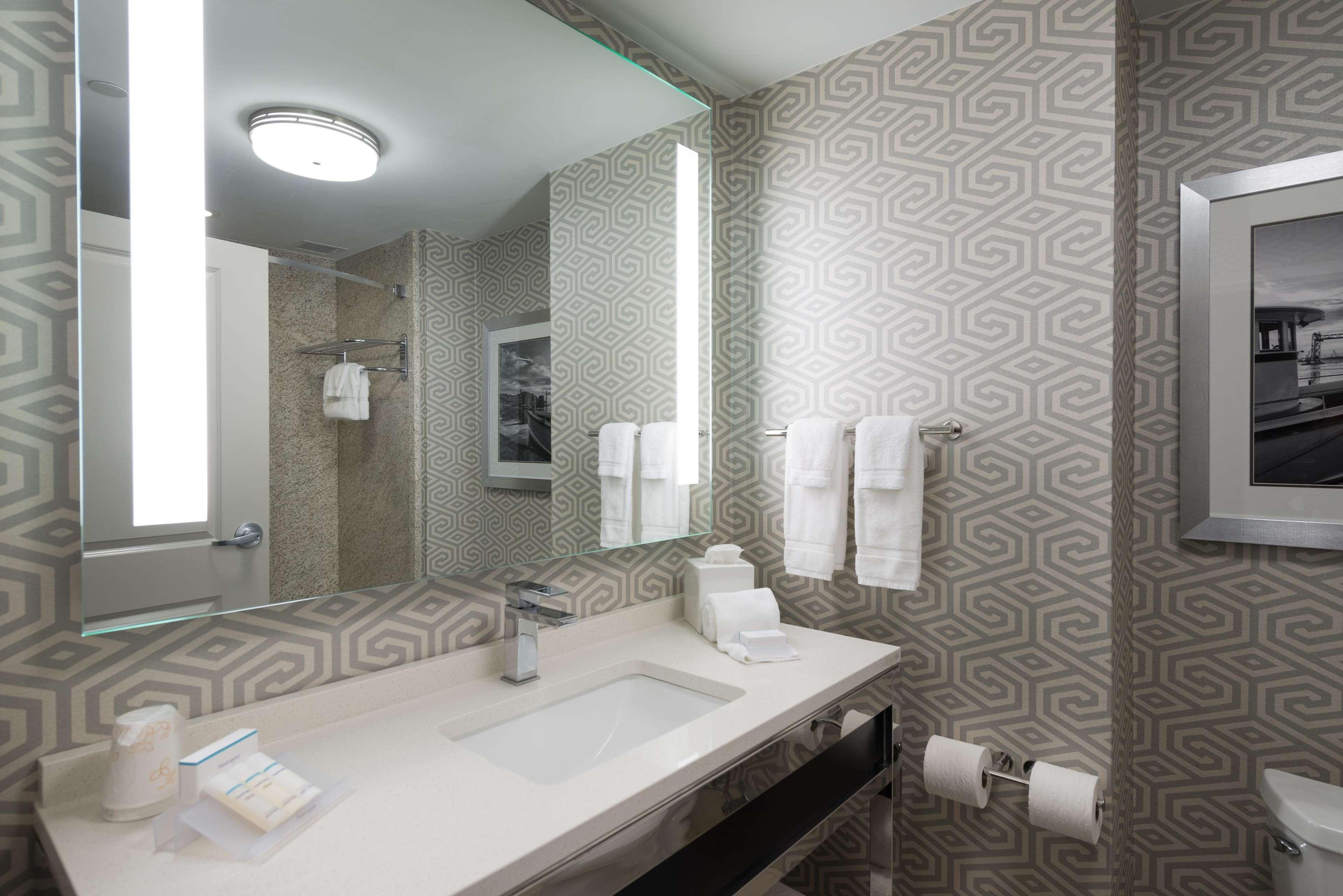 Hilton Garden Inn Portsmouth Downtown Екстериор снимка
